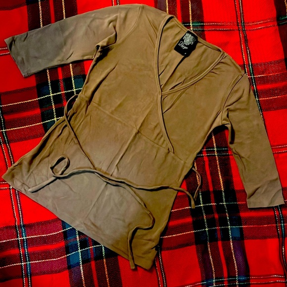 T shirt with detachable strings - Picture 1 of 5